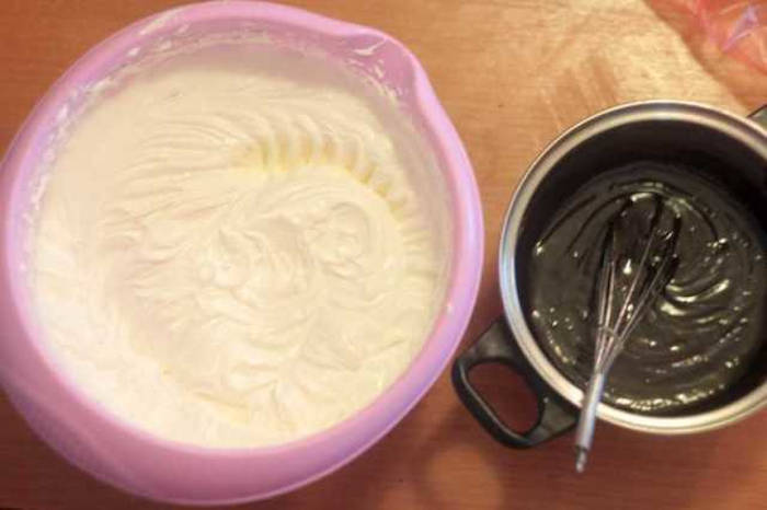 Tort Kinder Pingui preparare crema