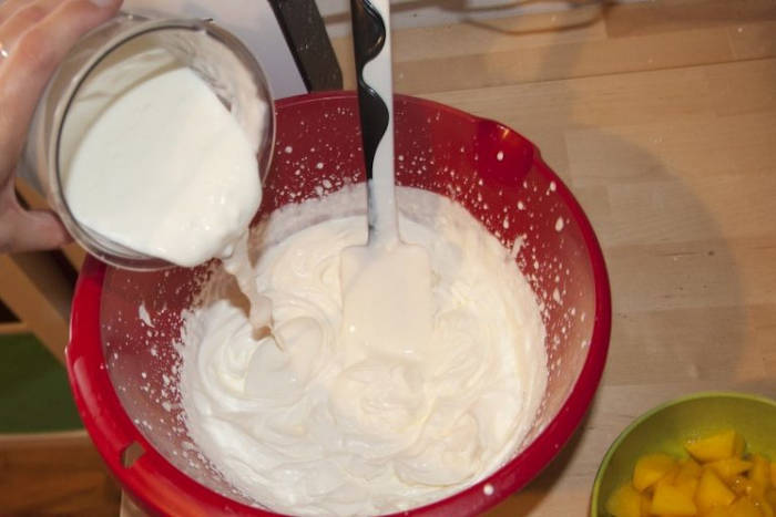 tort cu crema de iaurt preparare