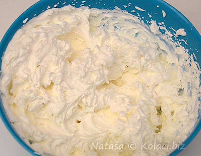 Tort de bezea cu fructe si frisca preparare