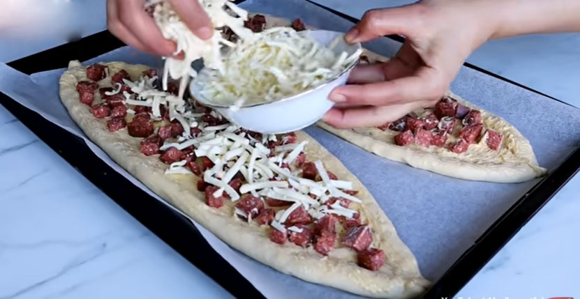 Barcute cu branza si carnati