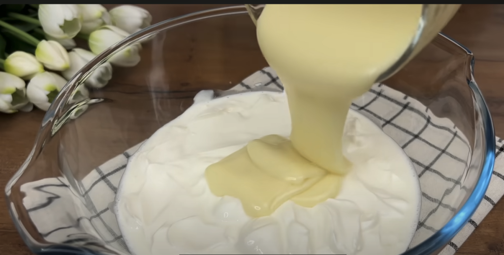 Tort magic cu aluat de cacao și miere, cu cremă &icirc;n trei culori: lapte condensat, cacao și turmeric - Frumusețe pe farfurie!