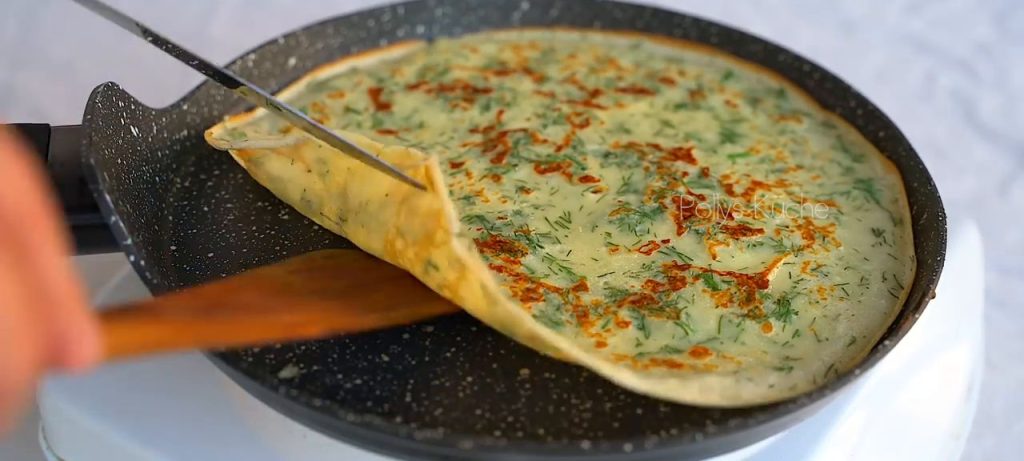 Clătite cu br&acirc;nză și verdeață - perfecte pentru micul dejun sau gustare