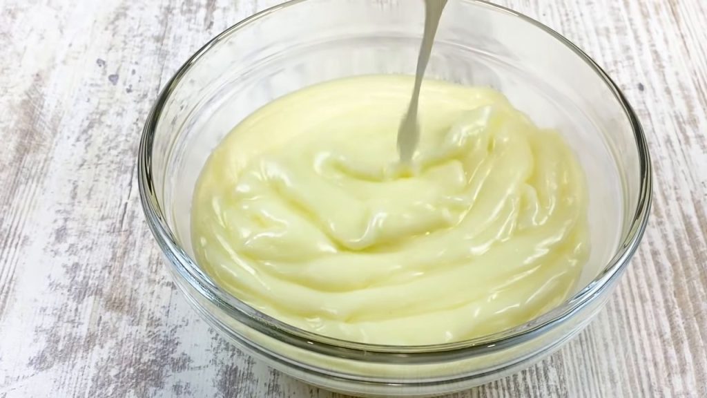 Tort cu blat de ecler și cremă fină de vanilie