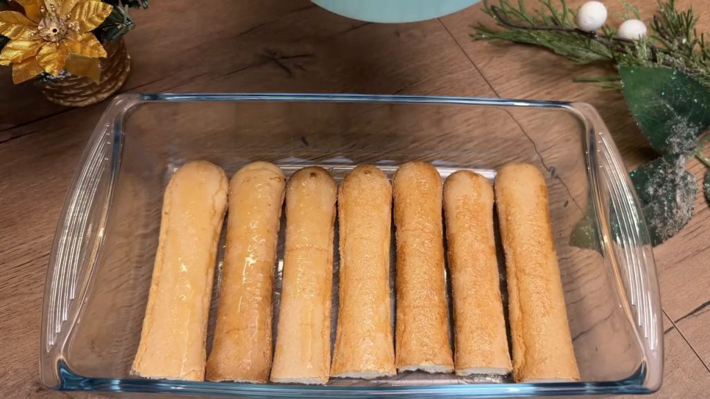 Desert fără coacere cu pișcoturi, zmeură și cremă de ricotta cu cacao