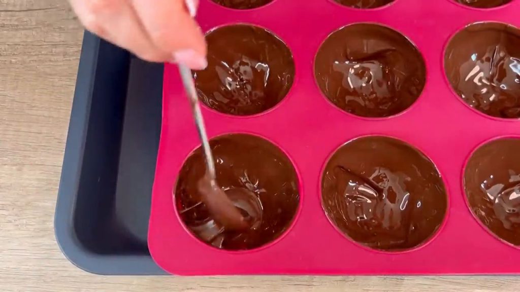 Desert cu ciocolată și jeleu de căpșuni: o delicatesă din DOAR 4 ingrediente