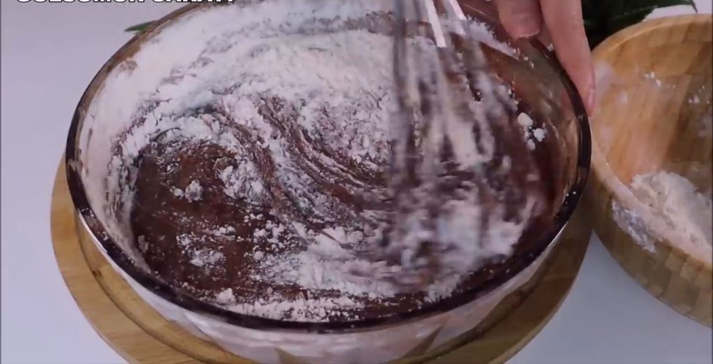 Chec pufos de cacao, cu iaurt și glazură de ciocolată