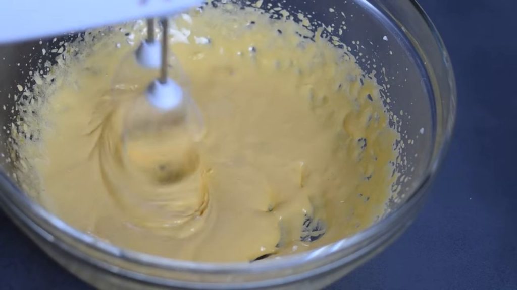 Tort cu blat de cacao, mousse de ciocolată, alune de pădure și glazură