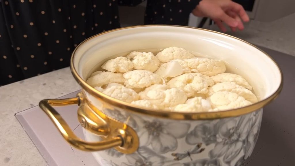 Conopidă delicioasă la cuptor, cu legume și sos de roșii