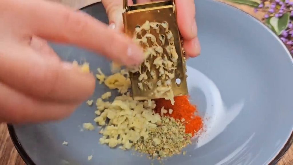 Copănele de pui cu usturoi și ghimbir pe pat de cartofi, servite cu salată proaspătă