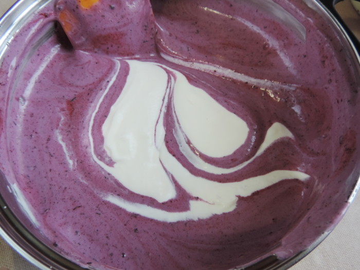 Mousse proteic de afine pentru tort cu frișcă și gelatină