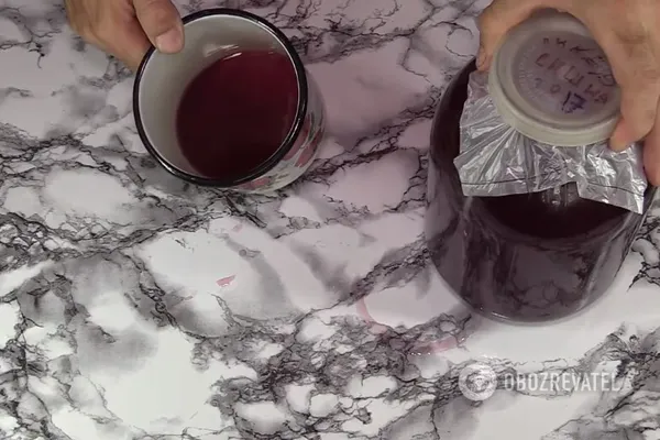 Lichior de vișine &ndash; aromă deosebită: vezi de ce am folosit și c&acirc;teva frunze