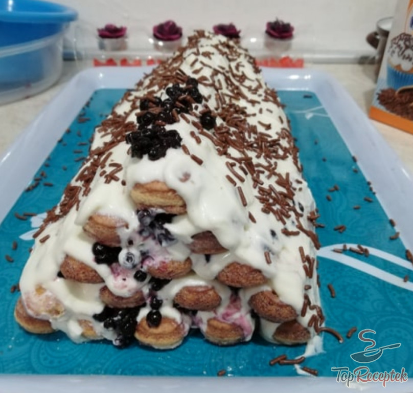 munte de piscoturi delicios