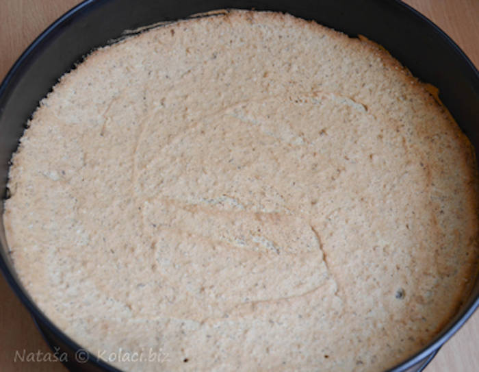 Tort cu cremă de vanilie și frișcă blat copt