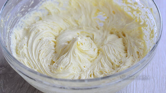 Prăjitură cu blat de nucă și cremă de ciocolată preparare crema