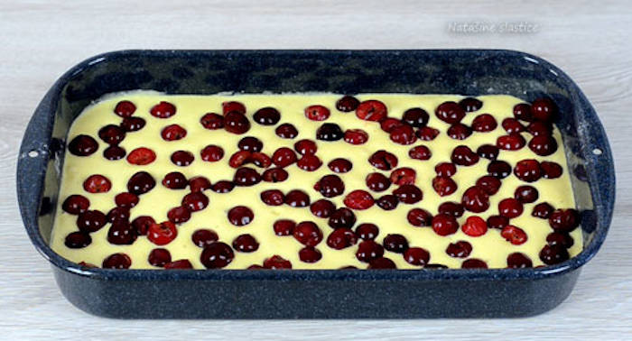 Prajitura cu visine si gris coacere