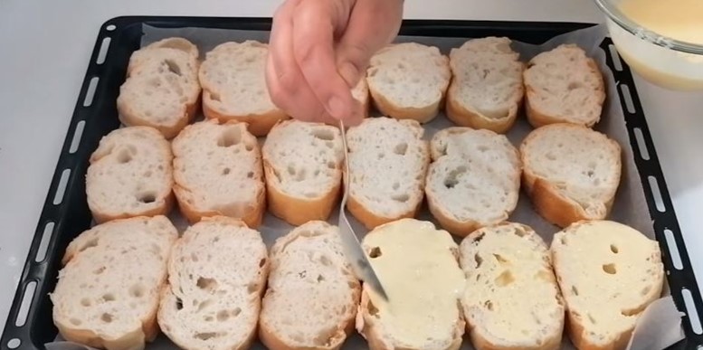 Pizza pe felii de paine