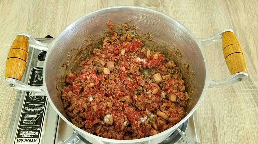 Placinta cu carne si bacon