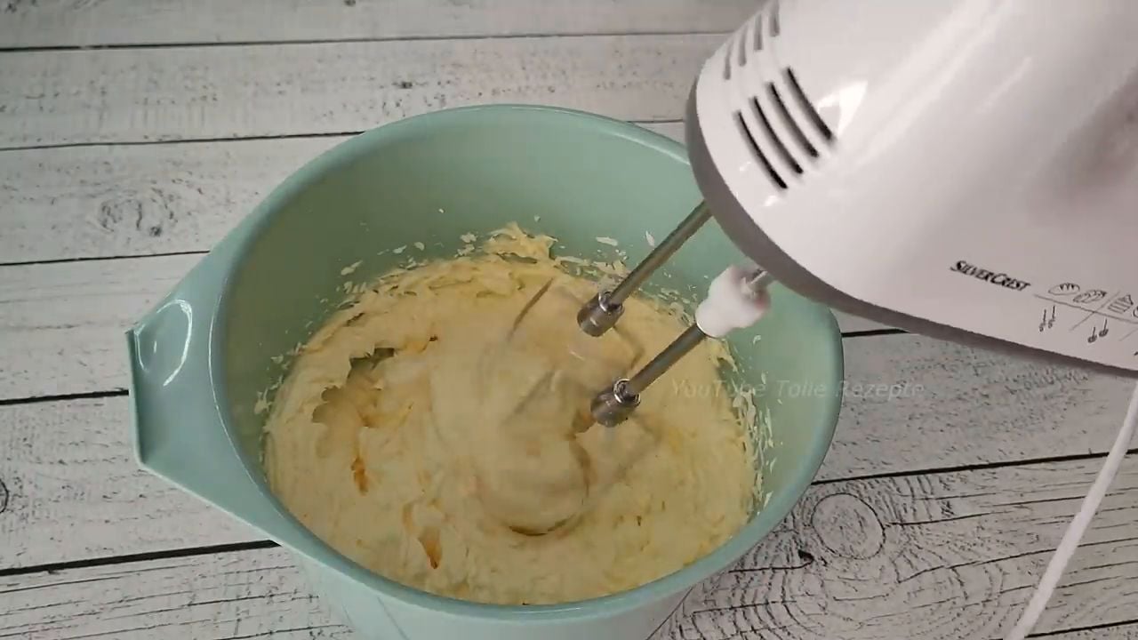 Prăjitură cu cremă de caramel, budincă și frișcă