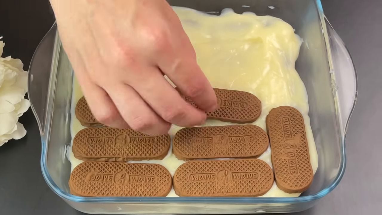 Desert fără coacere cu biscuiți și cremă de vanilie