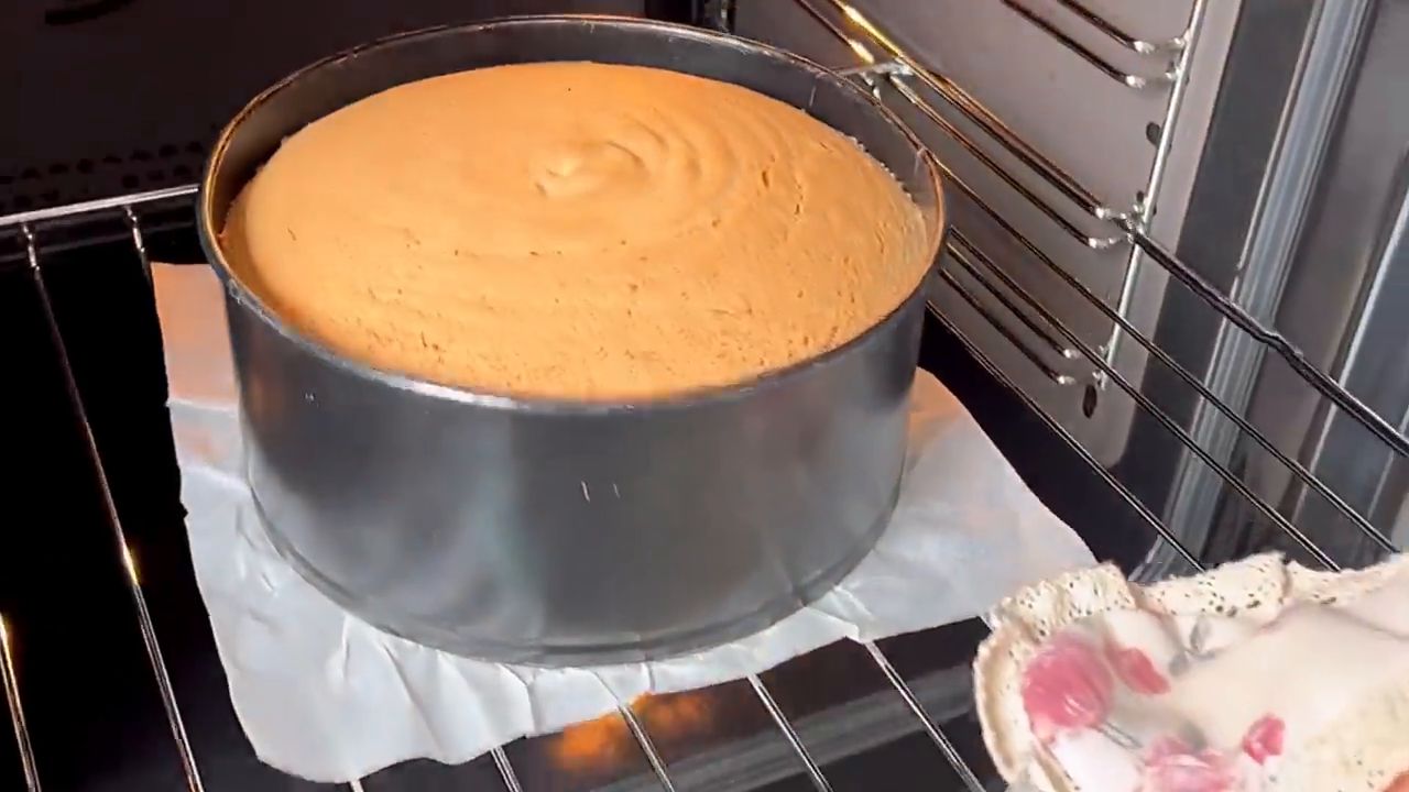 Prăjitură LAURA cu zmeură și cremă delicioasă de vanilie