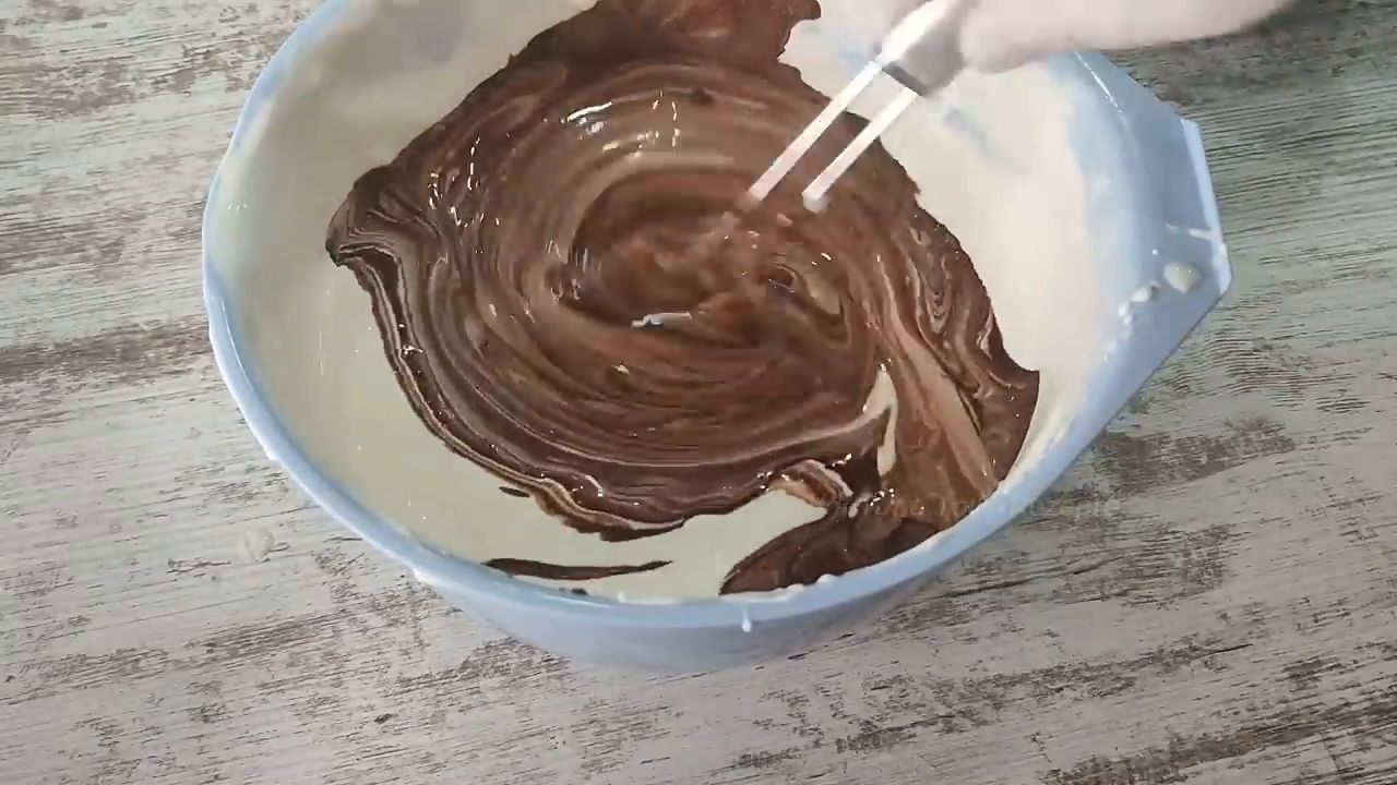 Tort IULIA cu cremă fină de iaurt și bucăți delicioase de piersici