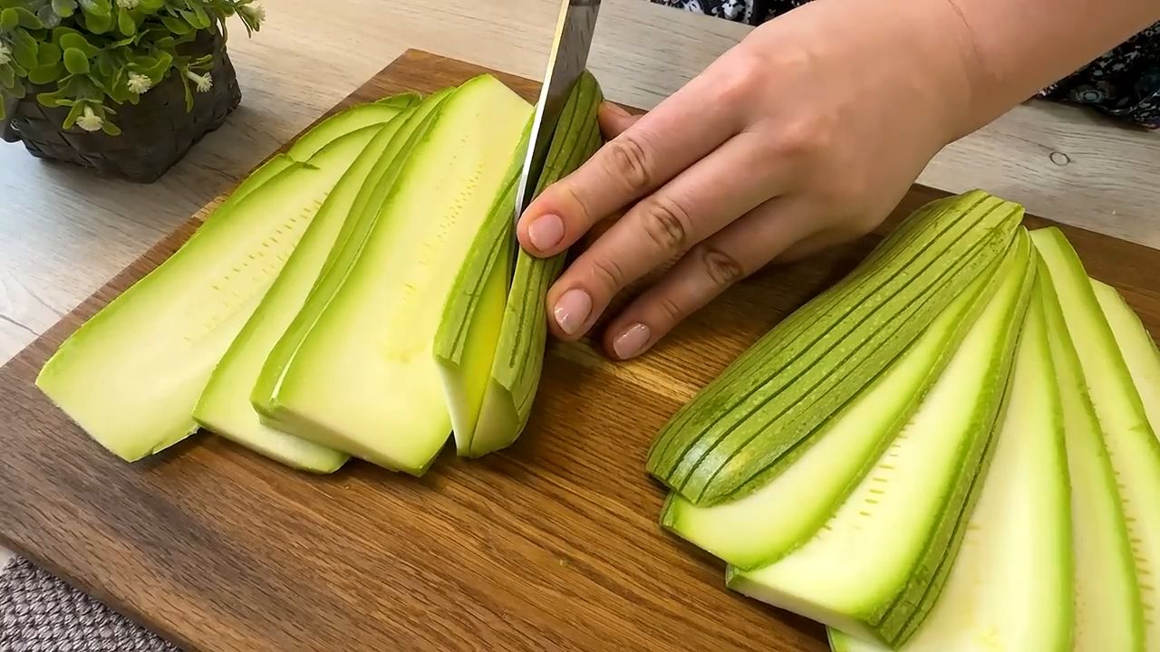 Pečen&eacute; cukety ve vaječno-s&yacute;rov&eacute; směsi pod&aacute;van&eacute; s dresinkem