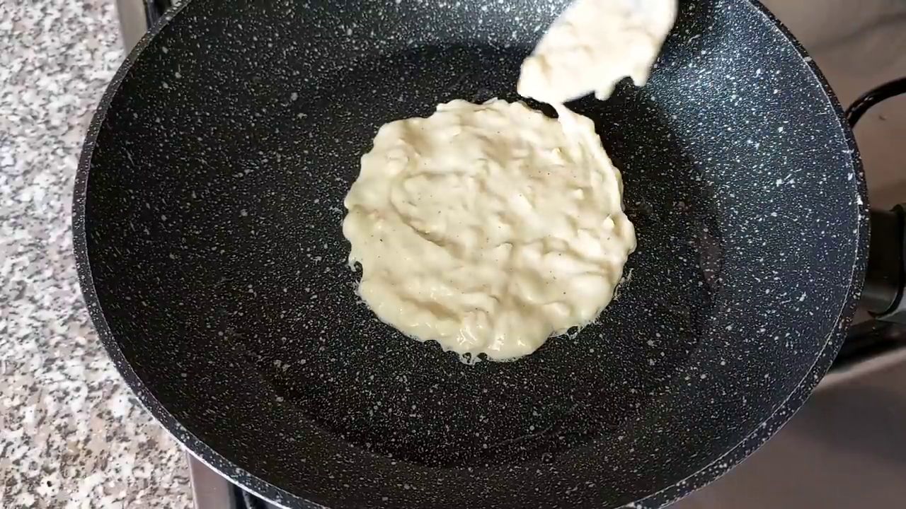 Clătite moi și pufoase din mere aromate: le va &icirc;ndrăgi toată familia!