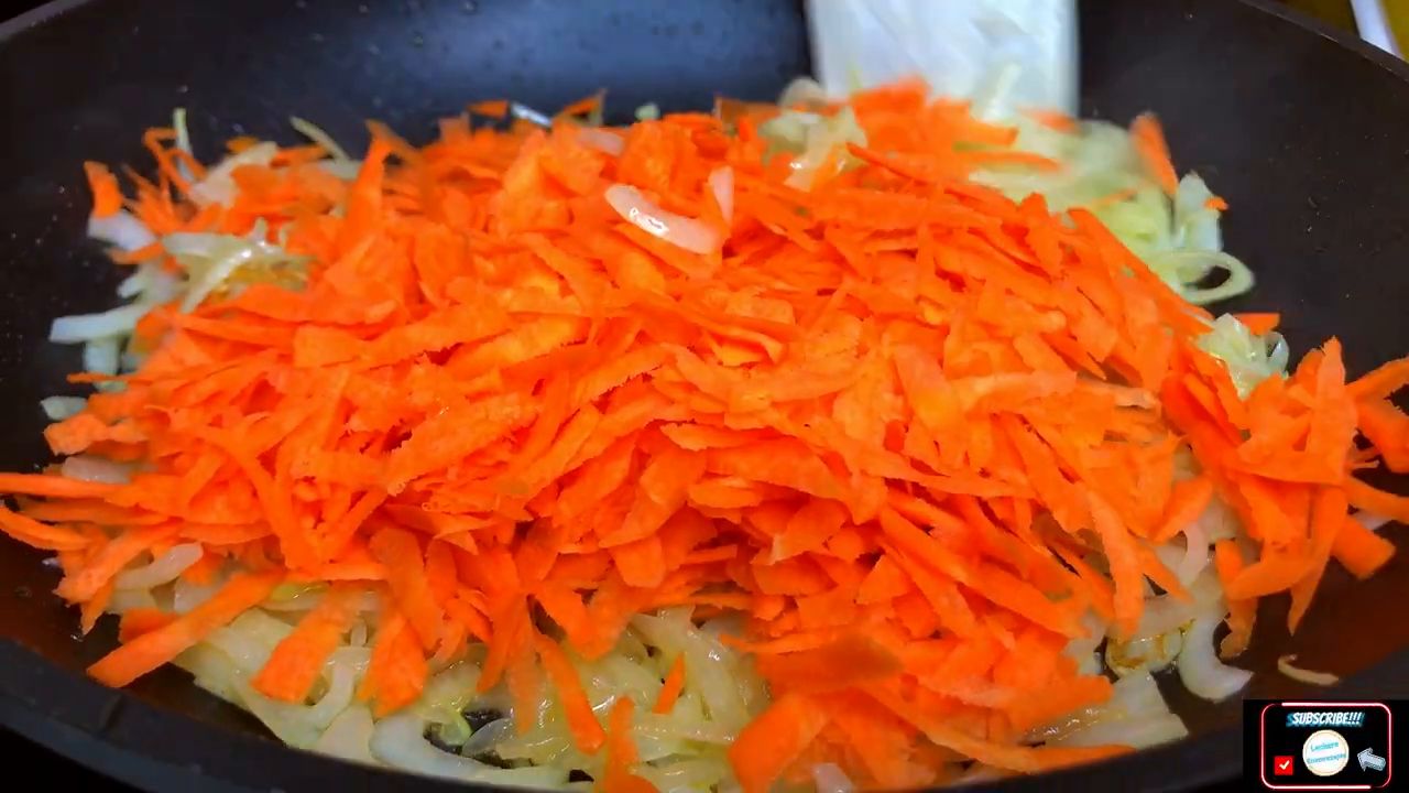 Gratin sărat cu cartofi rași, legume și br&acirc;nză la cuptor