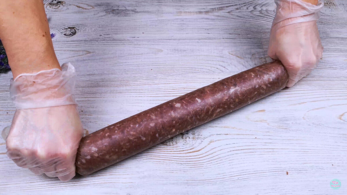 Salam de casă cu usturoi: poate fi afumat sau făcut la cuptor