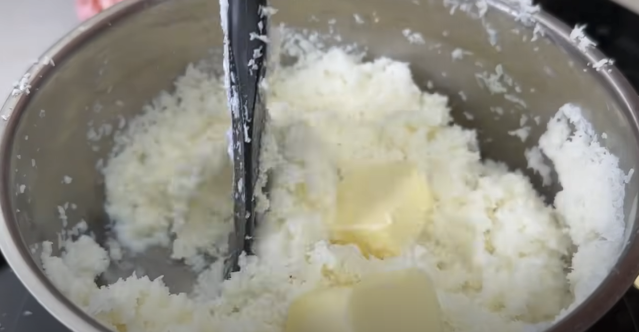 Praline de ciocolată umplute cu cocos și căpșuni