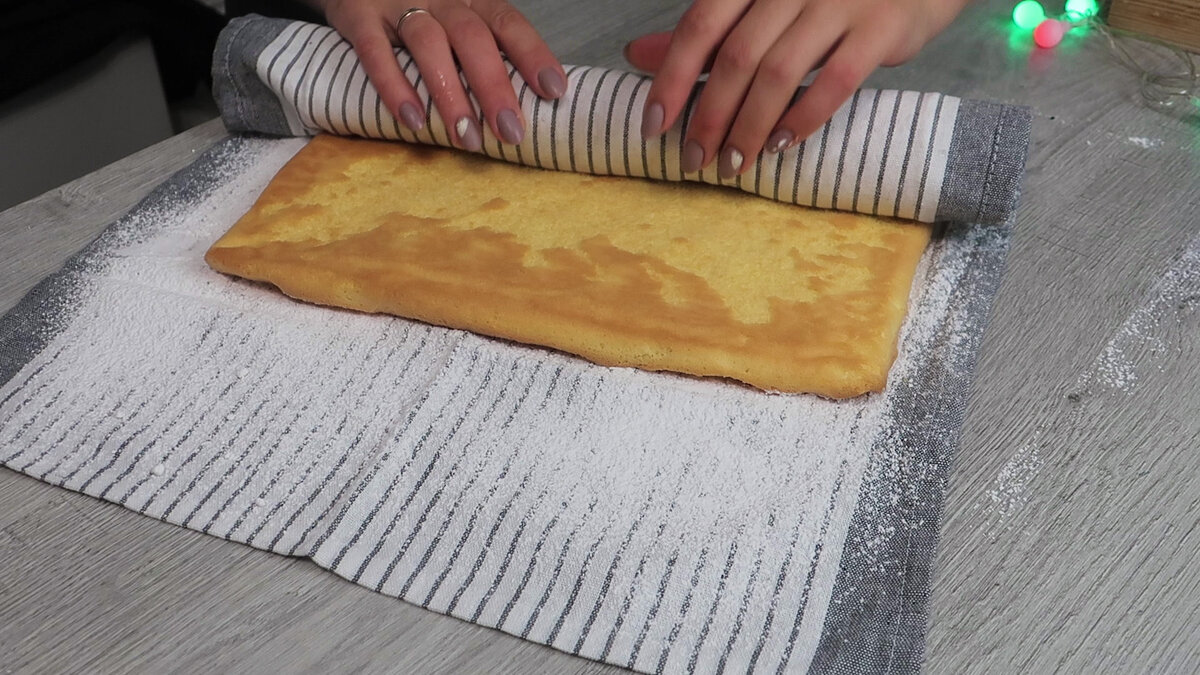 Ruladă de pandișpan cu cremă fină de unt și fructe