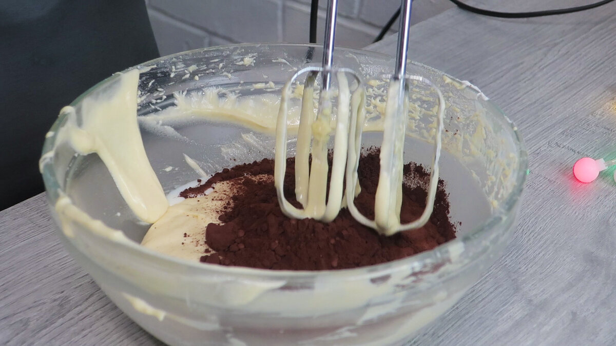 Chec cu cremă de br&acirc;nză și vișine