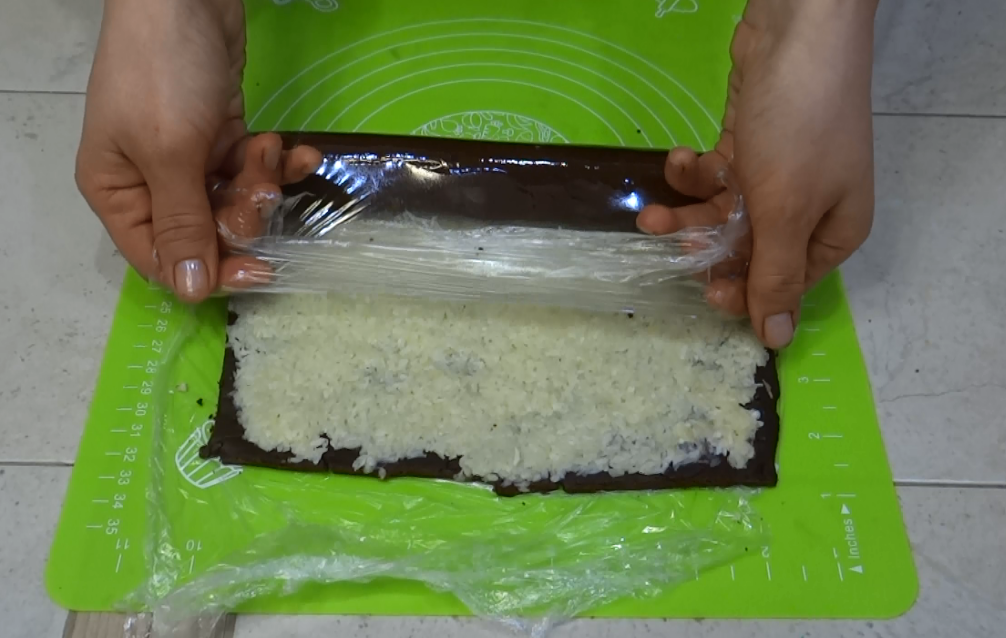 Ruladă BOUNTY aromată și moale, gata &icirc;n 15 minute, fără coacere!