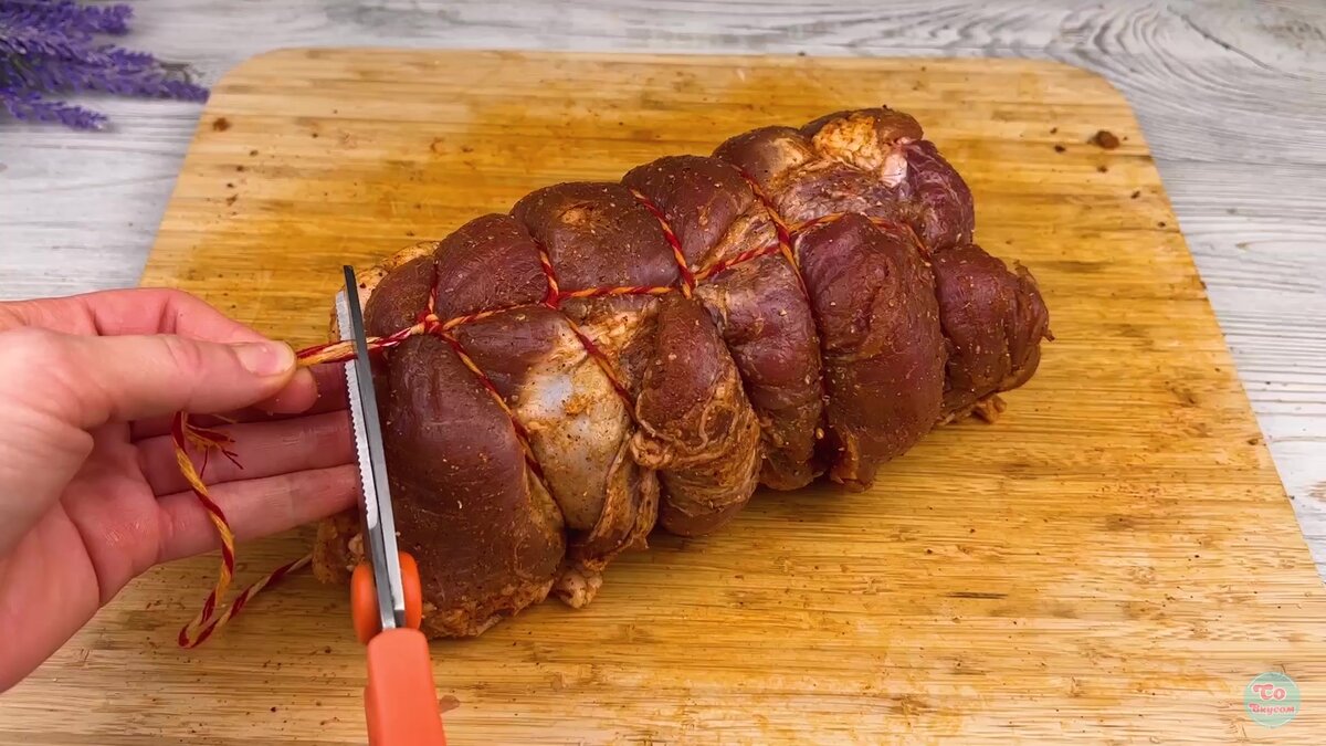 Ruladă suculentă din piept de porc: aromată, moale și bună