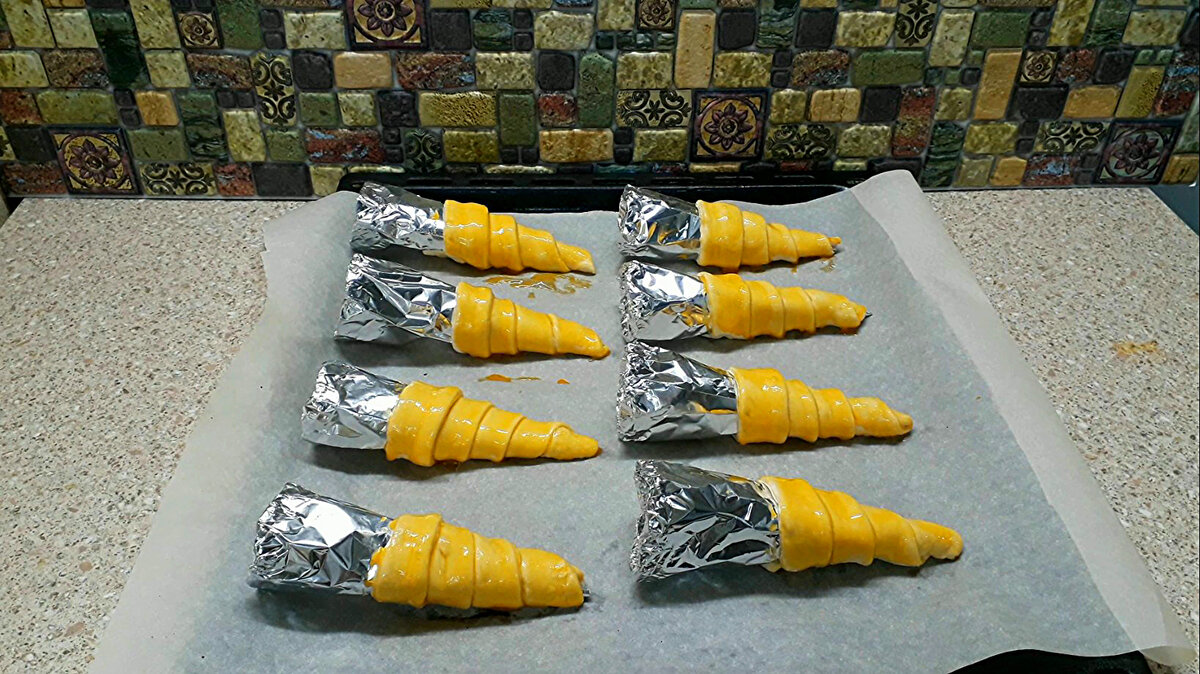 Rulouri din alat foietaj umplute cu bezea