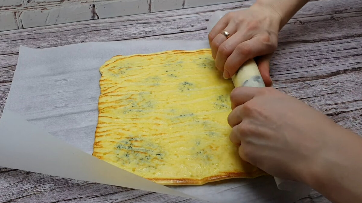 Ruladă aperitiv cu blat pufos