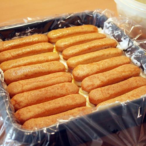 Prăjitură fără coacere cu pișcoturi, cremă de br&acirc;nză și piersici