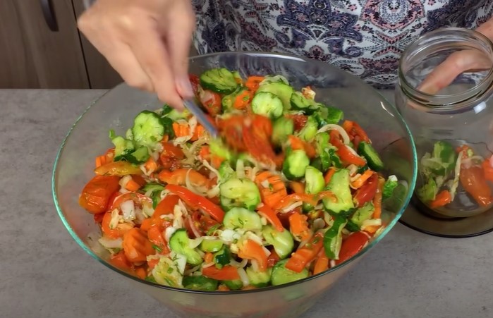 Conservă de iarnă din "tot ce a rămas". &Icirc;n fiecare an &icirc;nchid 15 borcane de salată kubaneză