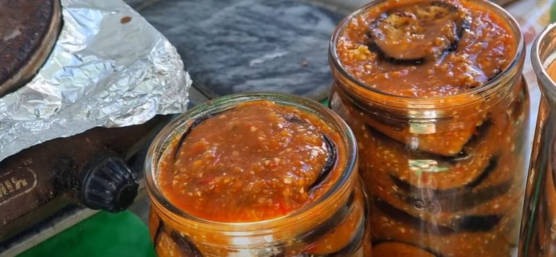 Repet &icirc;n fiecare an și nu mă plictisește niciodată. Rețeta nu e complicată, dar ce frumusețe: aperitiv din vinete pentru iarnă