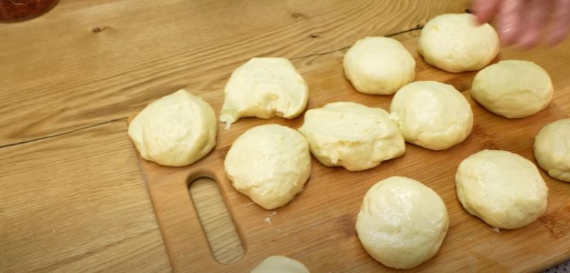 Folosesc cartofi: nu mai fac plăcinte. Gogoși pufoase pe bază de apă de cartofi