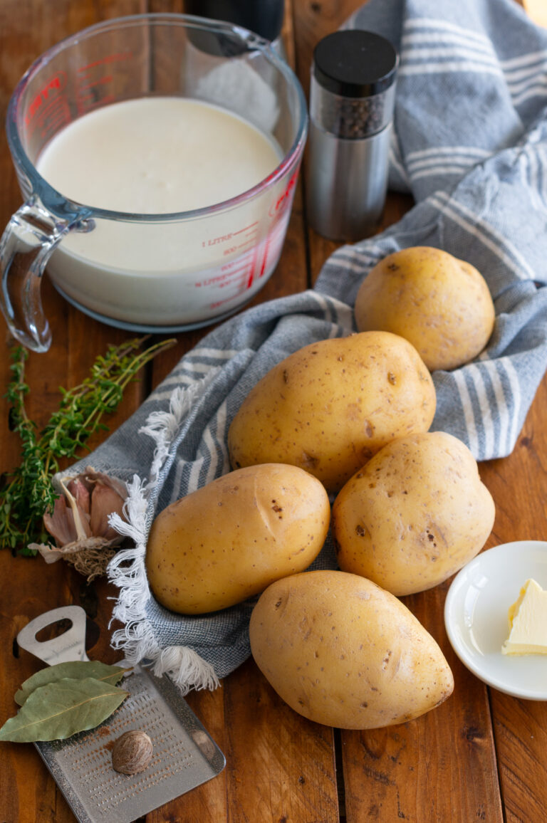 Cartofi, smântână cu lapte și condimente pentru gratin Dauphinois