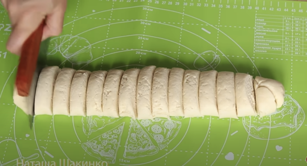 Rulouri aurii cu br&acirc;nză dulce și zahăr: perfecte pentru ceaiul de după-amiază!