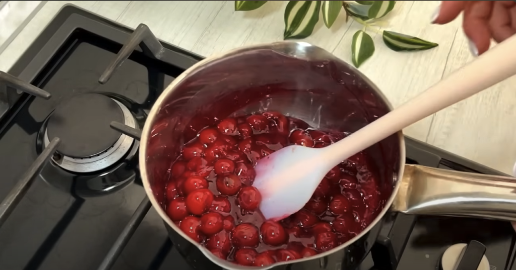 Tort Vanesa - cu ciocolată, cremă de br&acirc;nză și umplutură de vișine