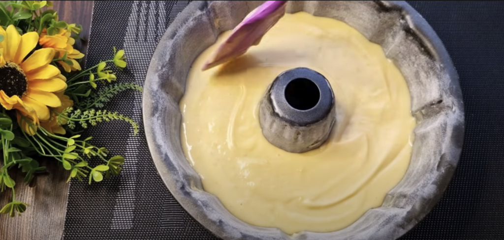 Tort pufos cu lăm&acirc;ie și fistic - Ideal pentru orice ocazie!