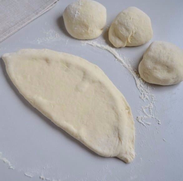 Rețetă de plăcinte cu usturoi și br&acirc;nză