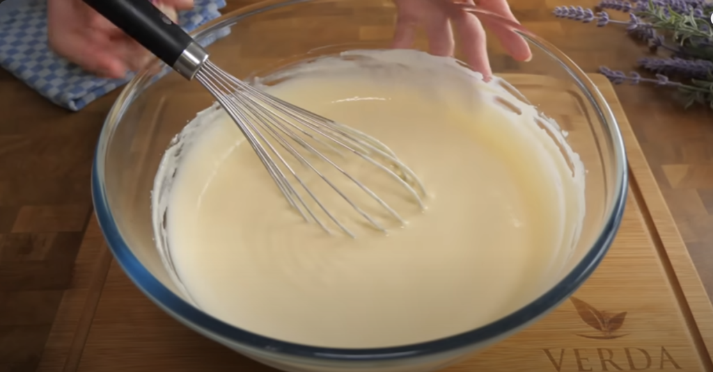 Prăjitură fină cu cremă de br&acirc;nză dulce și aromă de vanilie