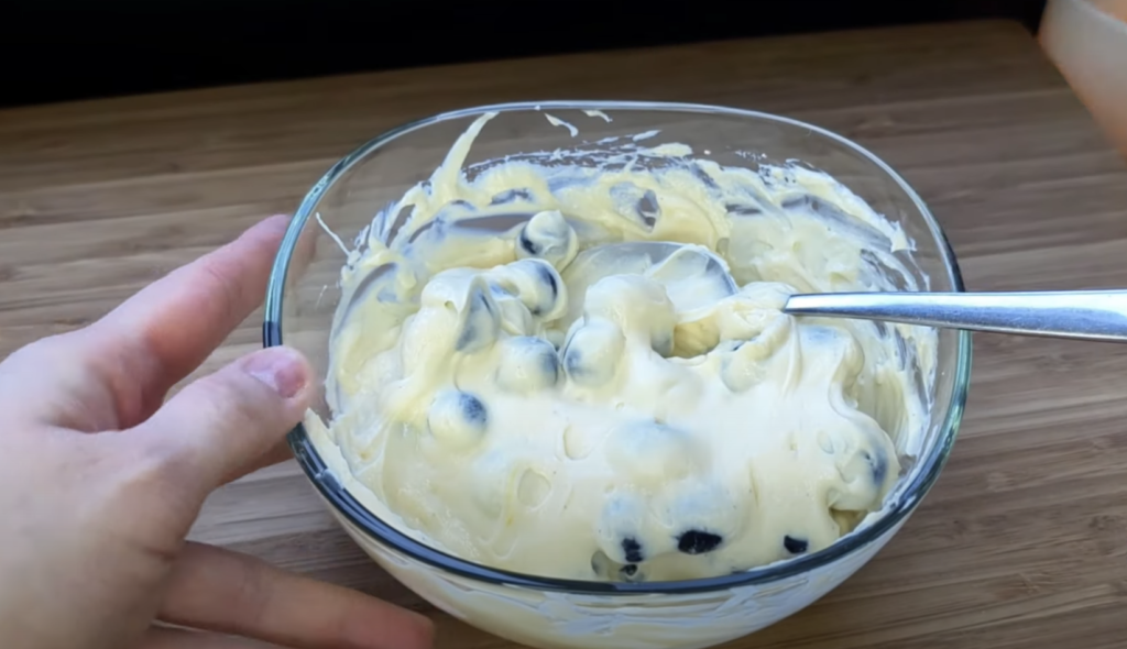 Crocant de afine din aluat foietaj cu umplutură pufoasă de br&acirc;nză și fulgi de migdale