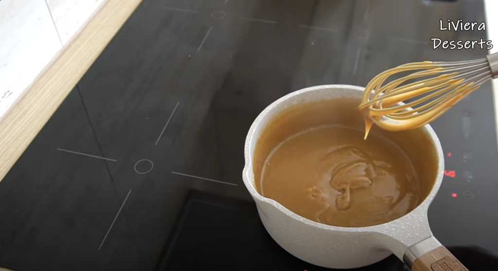 Tort pufos cu blat de pandișpam și cremă de cafea &ndash; Desert fin pentru iubitorii de cafea
