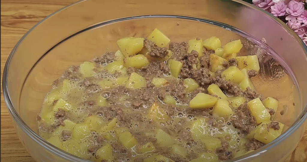 Tort de cartofi la cuptor cu carne tocată de vită și br&acirc;nză &ndash; perfect cu sos cremos de ciuperci și spanac