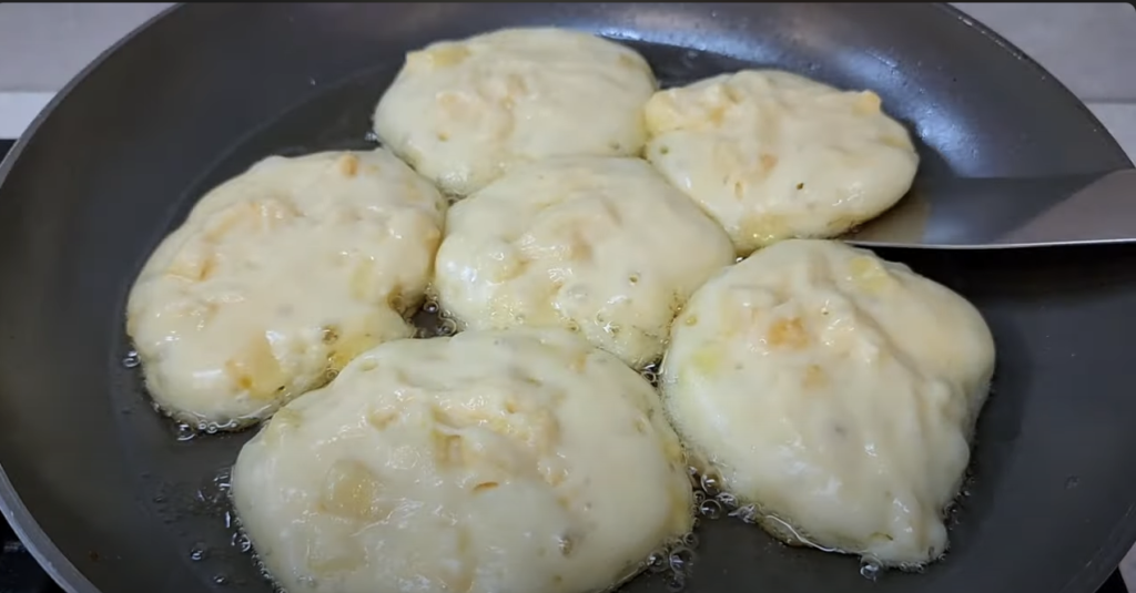 Ai nevoie doar de kefir, mere și 10 minute &ndash; &Icirc;n c&acirc;teva clipe vei avea aceste plăcinuțe cu mere gata!